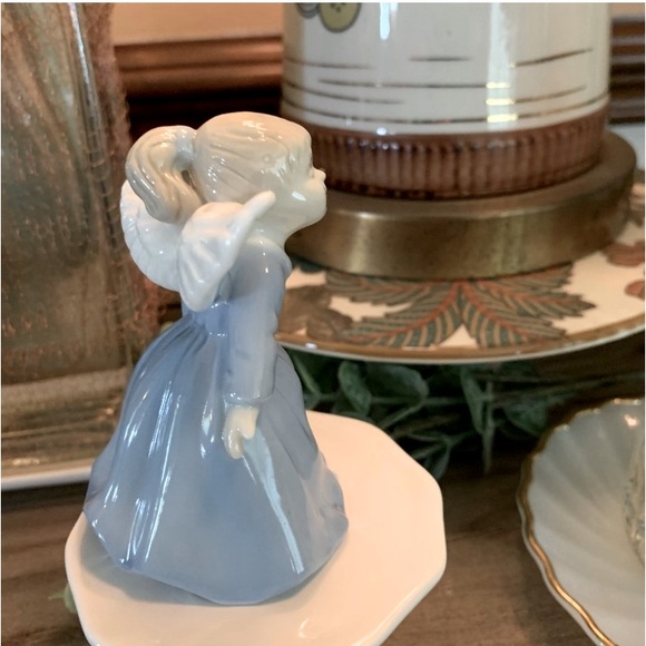 Vintage Lefton Blue & White Porcelain Kissing Angel Bell~Christmas~farmhouse - Picture 2 of 6